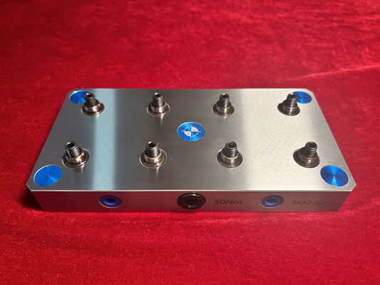 Weiße CNC-Achsenbefestigungen mit 0,005 mm Wiederholgenauigkeit und 3/4/5 Achsenkompatibilität für Präzisionsbearbeitung