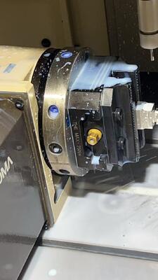 Genauigkeit 001mm 5. Achsen-Selbstzentrierungsschraube geeignet für 4-Achsen-CNC-Fräsen, die eine hohe Präzision und sichere Arbeitsstückhaltung gewährleistet